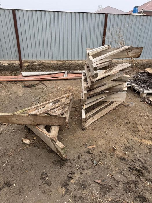 Ағаштар, ит үйі, отынға ағаштар. Тақтайлар