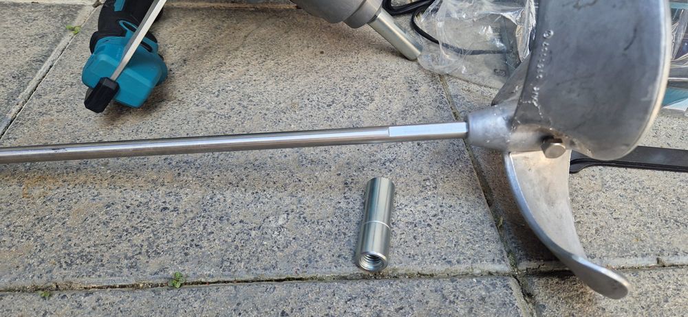 Makita malaxor pe acumulator de 40 V