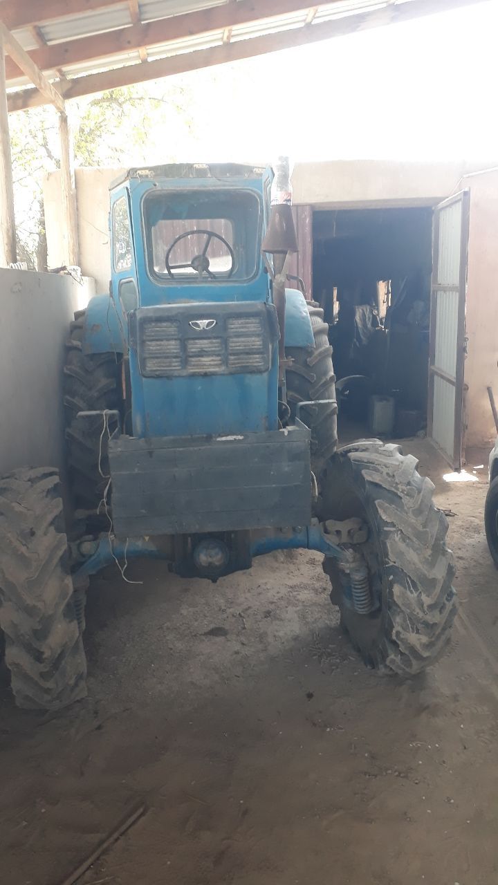 Traktor sotiladi t40