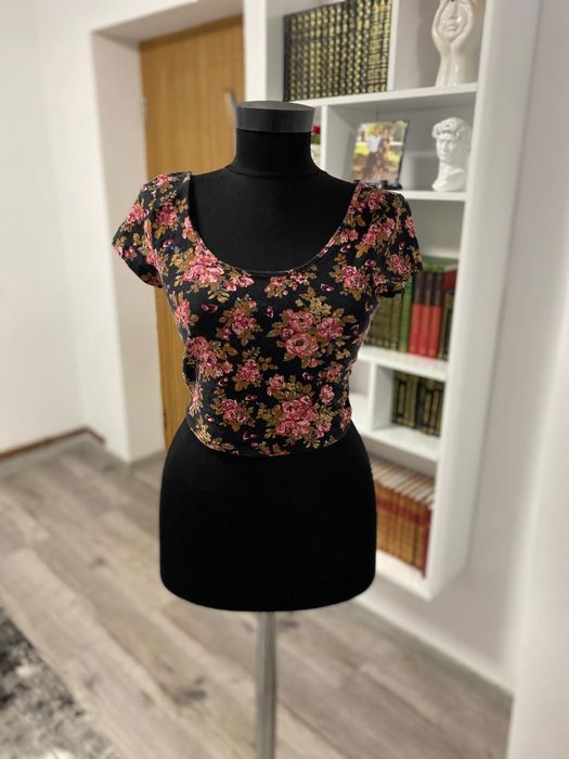 Top negru cu flori roz, mărimea M