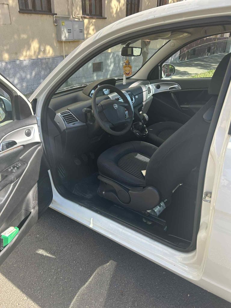 Lancia ypsilon  coupe