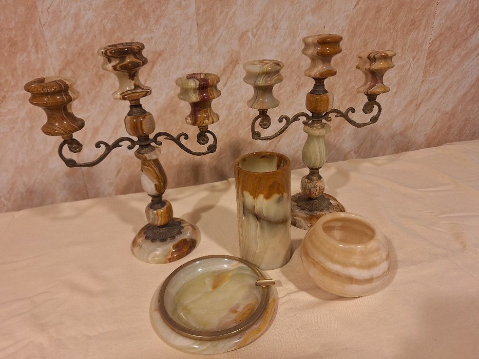 Свещници  вази и пепелник оникс