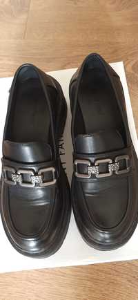 Дамски черни обувки и боти от естествена кожа