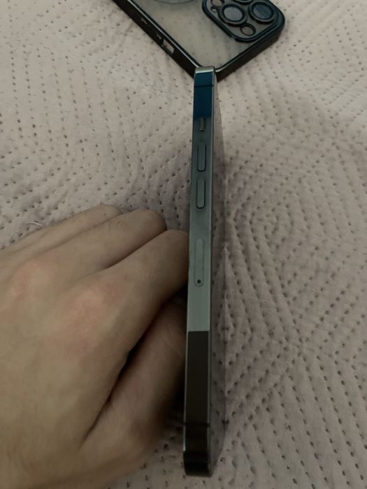 iphone 13 pro mica fisura pe fata pe spate este impecabil
