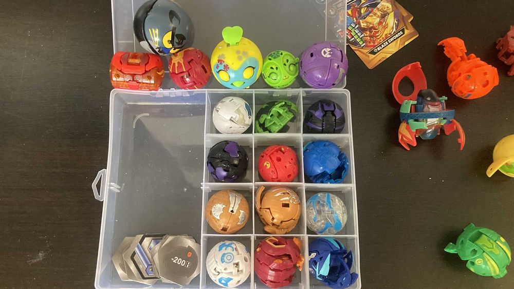 Bakugani cu cartonase si cutie Pokemon