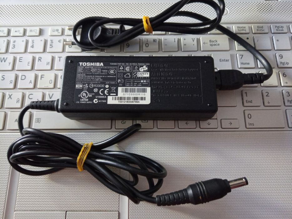 Лаптоп TOSHIBA плюс подарък чанта