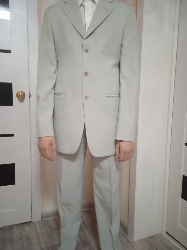Продаю мужской костюм,в идеальном состоянии,48-50размер