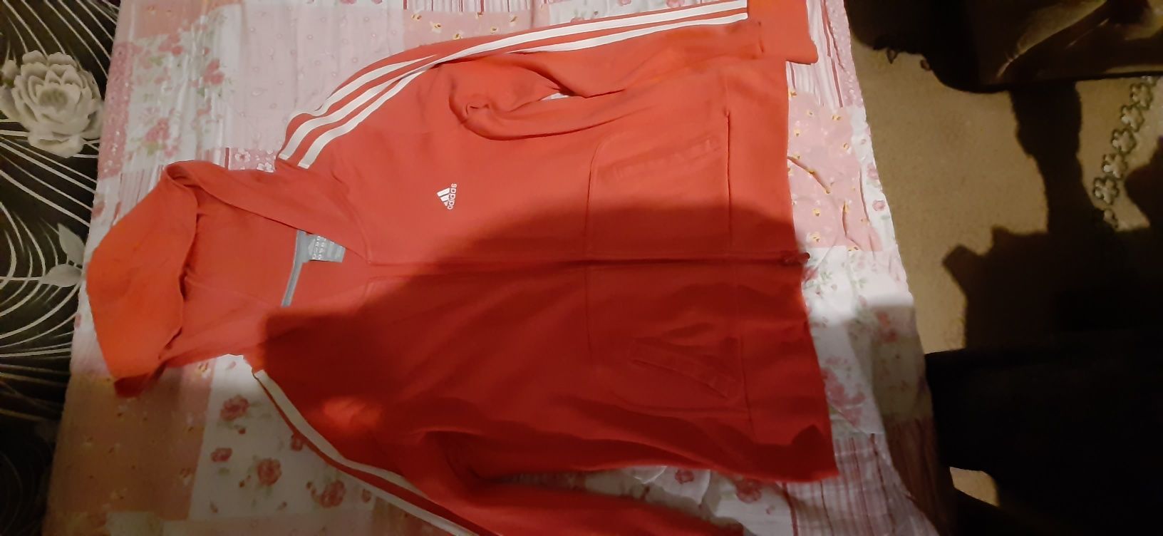 Продавам Оригинален Суичър adidas .