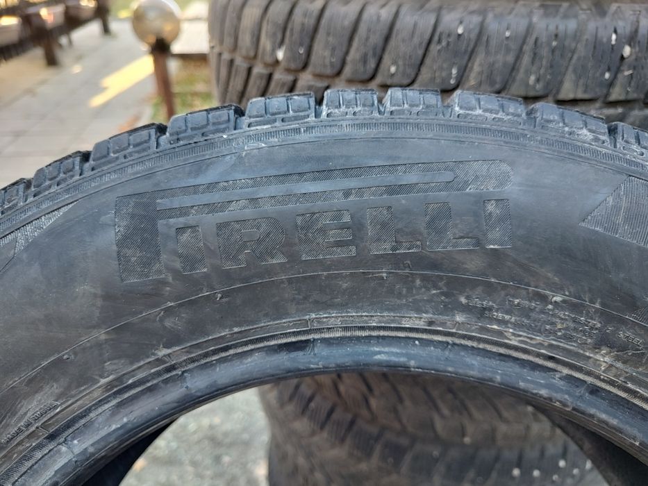 Продавам 2 зимни гуми 215/60/16 Pirelli