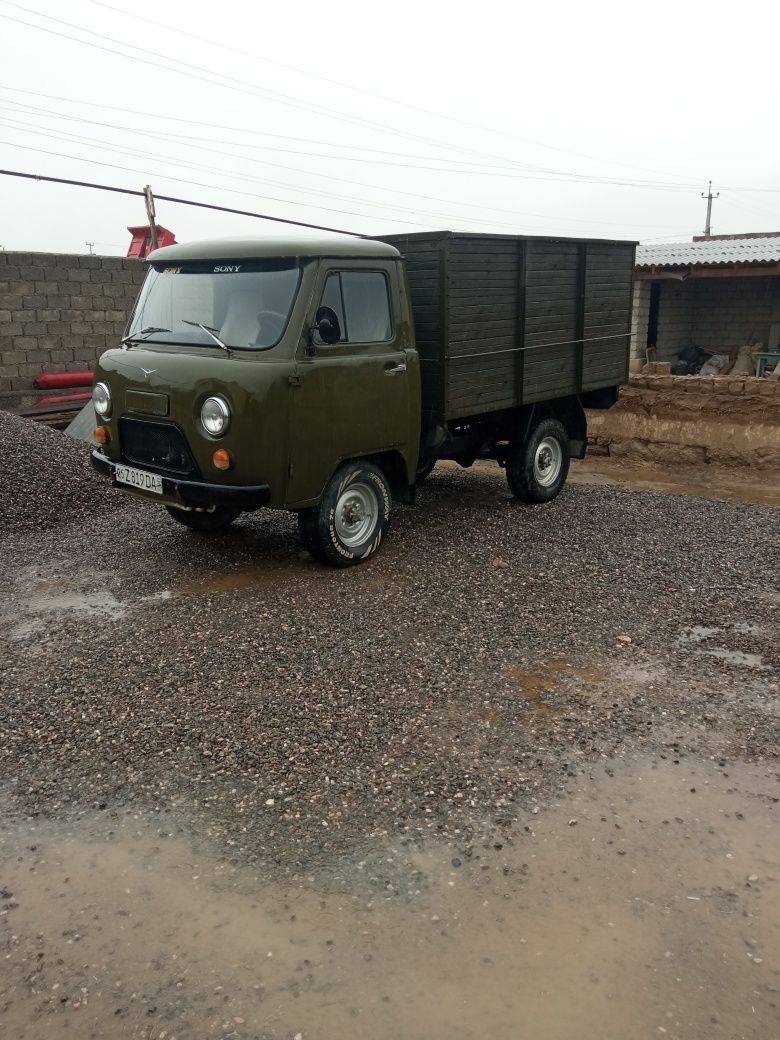 Uaz sotiladi soz holatda balonlari yaxshi ishlab yurgan moshina