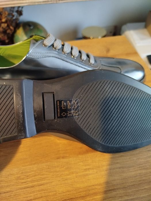 Pantofi din piele naturală lăcuită marca Portugalia