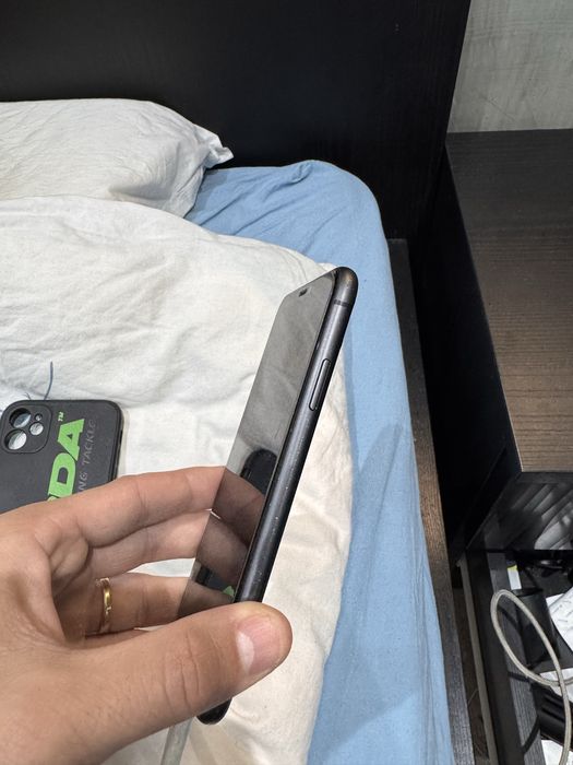 Телефон Iphone 11 черен 64 гб