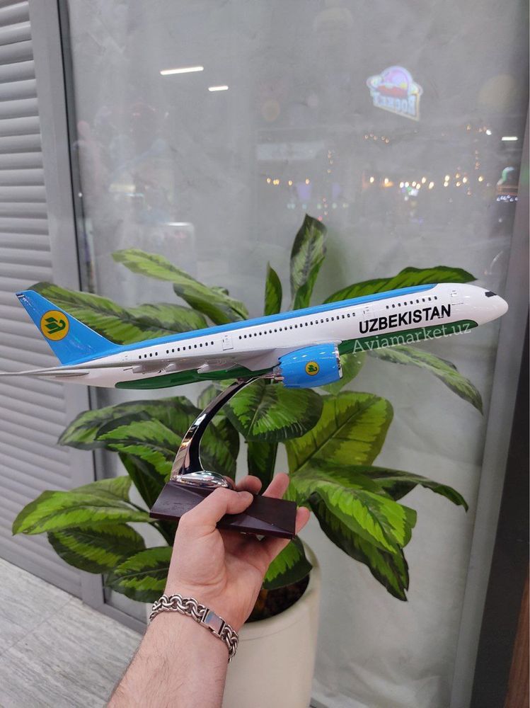 Самолет модель (Boeing-787-Dream Liner Uzbekistan Airways) на подарок