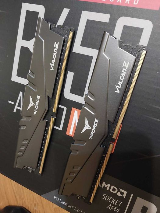 16GB 3000Mhz CL16 - Teamgroup