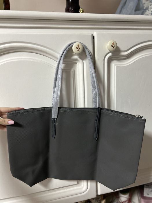 Geanta noua, cu eticheta