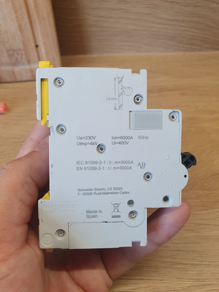 Schneider electric дефектнотокова защита