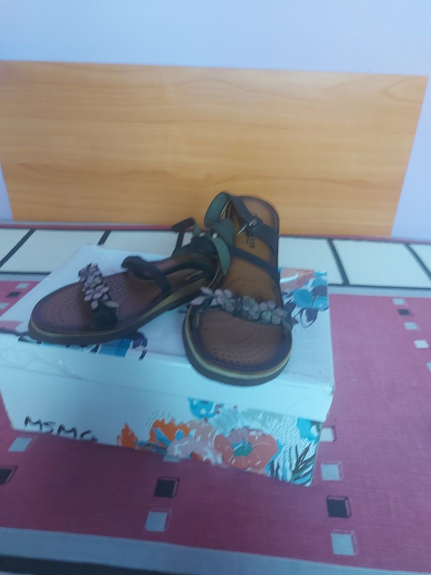Vând Sandale Piele  Naturala Mărimea 37  Italia I