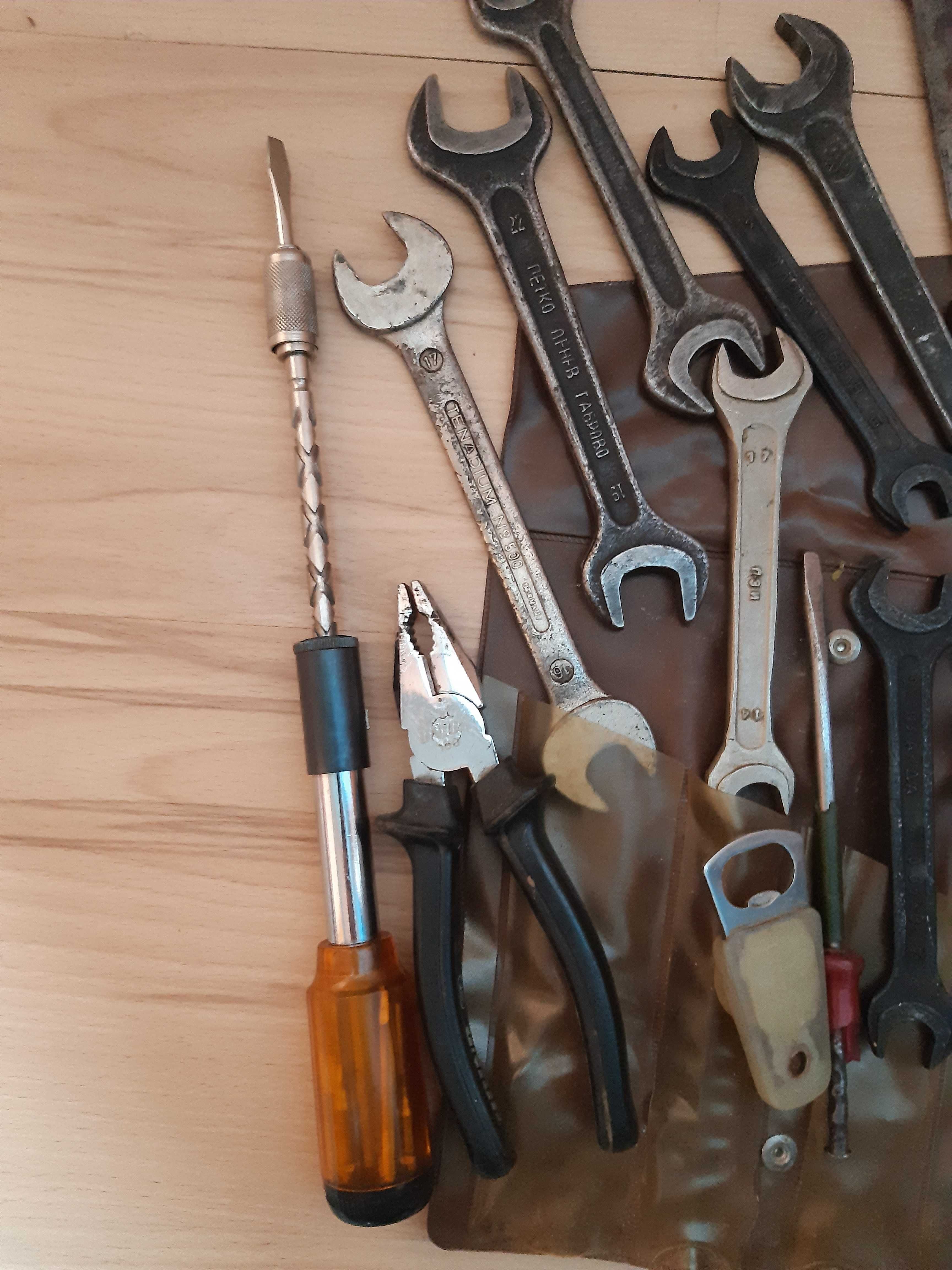 Набор от инструменти-гаечни ключове,отверки и други
