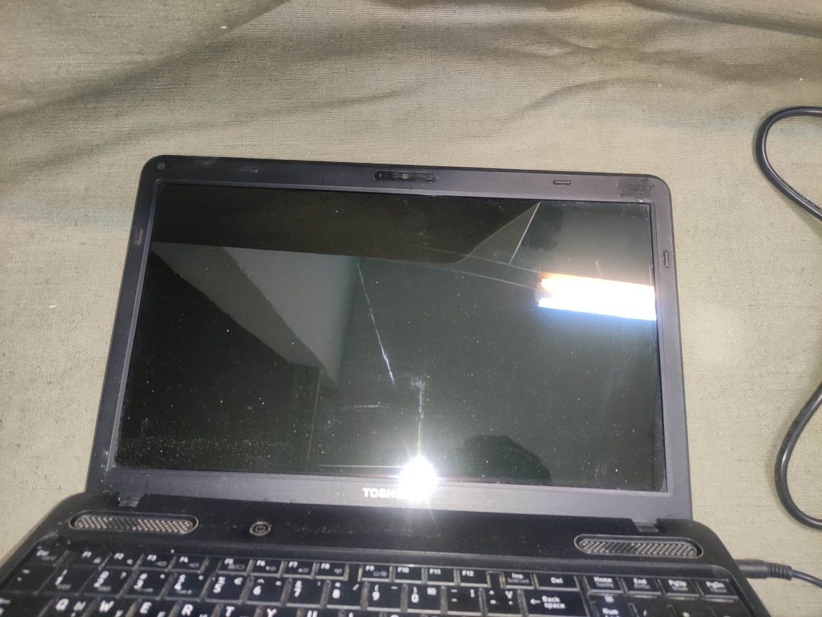 Продавам  Toshiba Satellite C650
Не работи и не знам какво му е