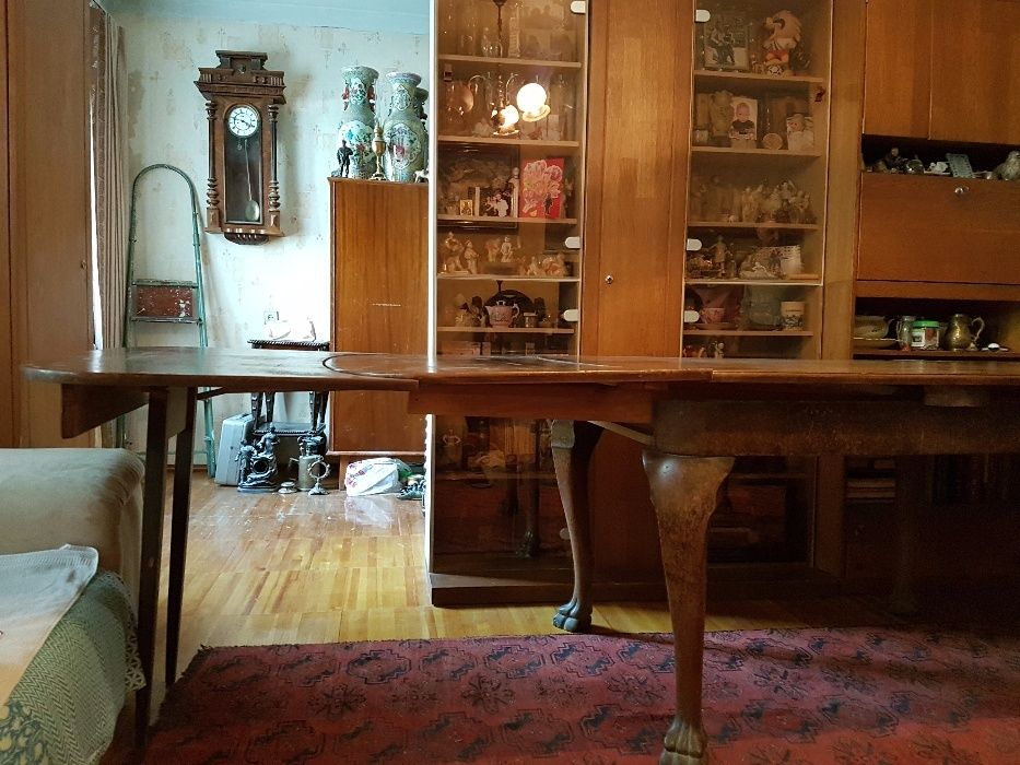 Продам старинный раздвижной гостиный стол .