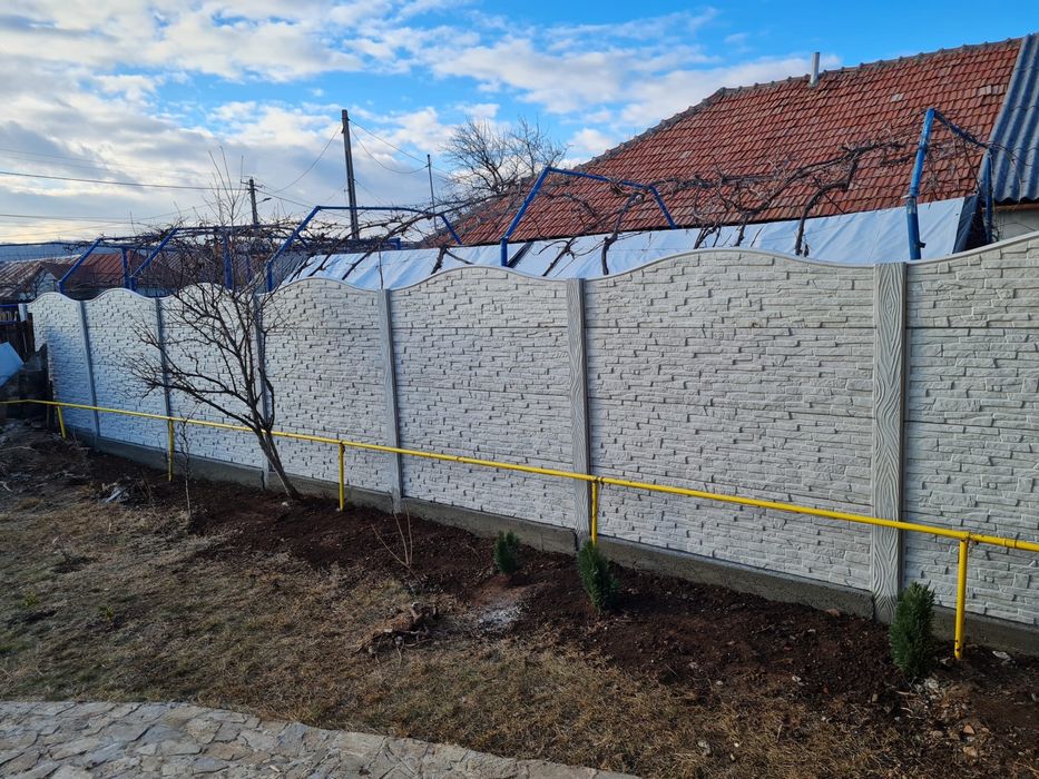 Gard beton plăci și stâlpi