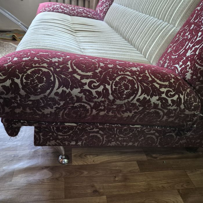 Раскладной диван в среднем состоянии.срочно