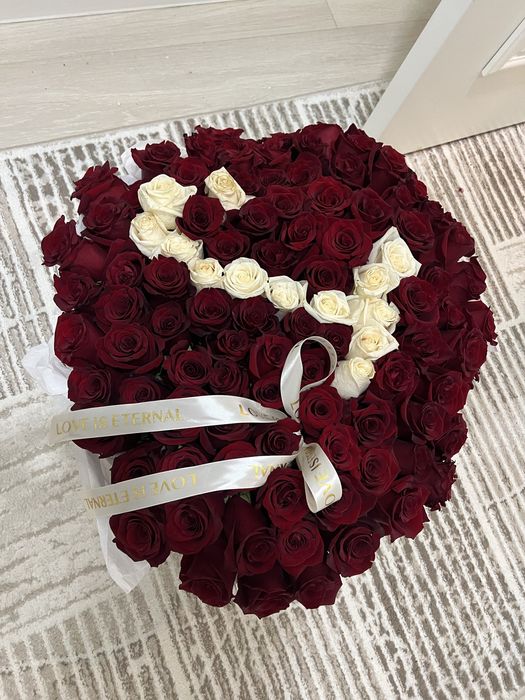 Цветы 101 роза на корзине