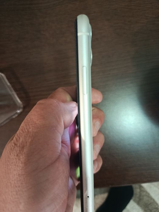 Vând iPhone 11 64 GB impecabil