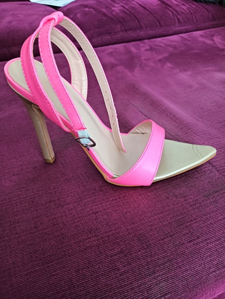 Sandale roz neon cu toc