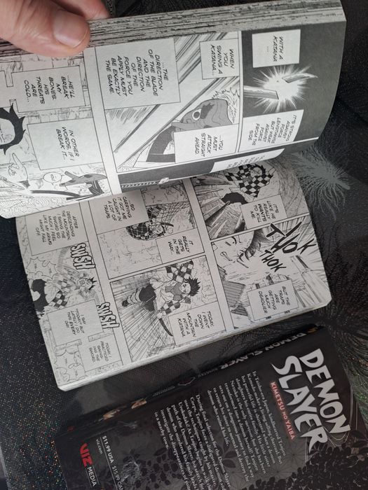 Продавам манга Demon Slayer vol 1 и 2