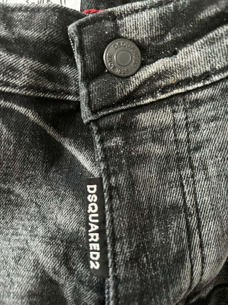Blugi Scurti Dsquared2 Model 2024