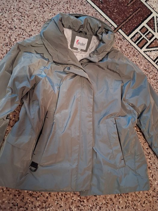 Продам дае куртки весна - очень . В отличном состоянии . Размер 54 ,56