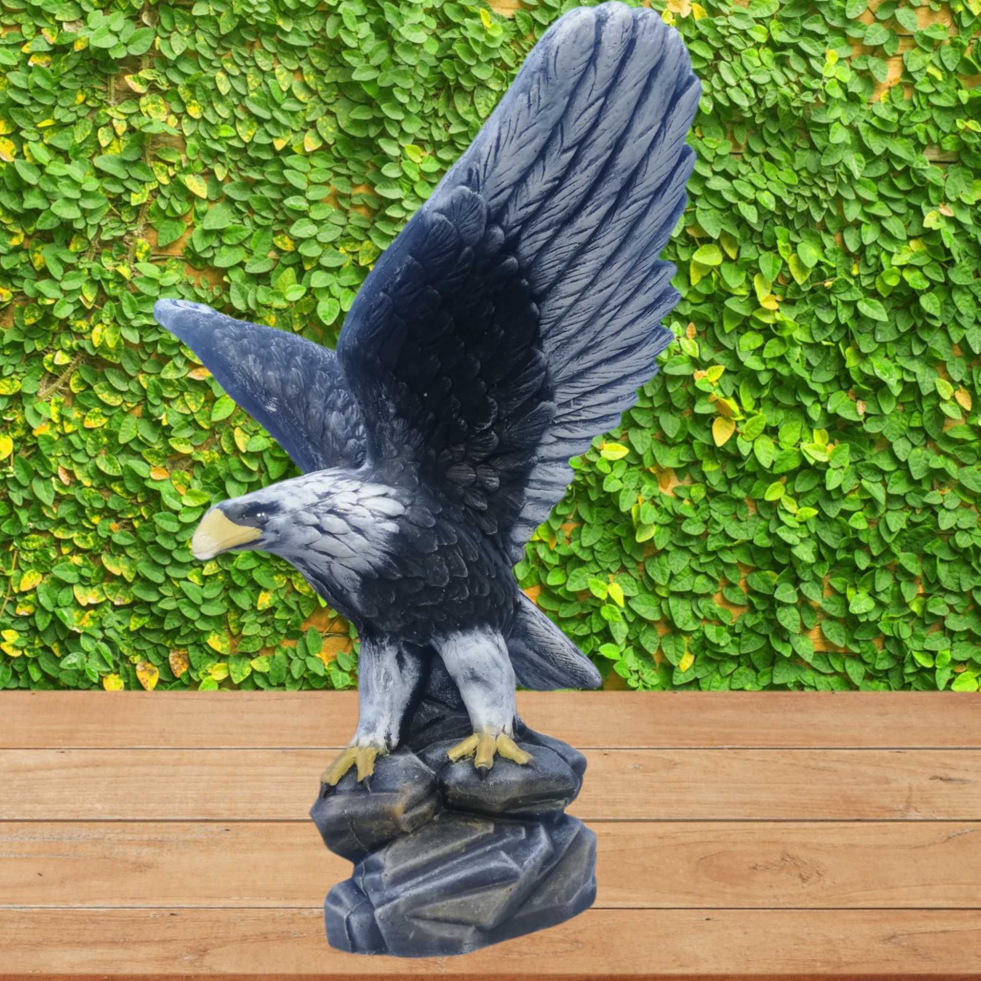 Статуя Орел от бетон с разперени криле. Декоративна фигура от бетон
