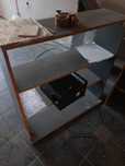 Vand vitrine de lemn si sticla