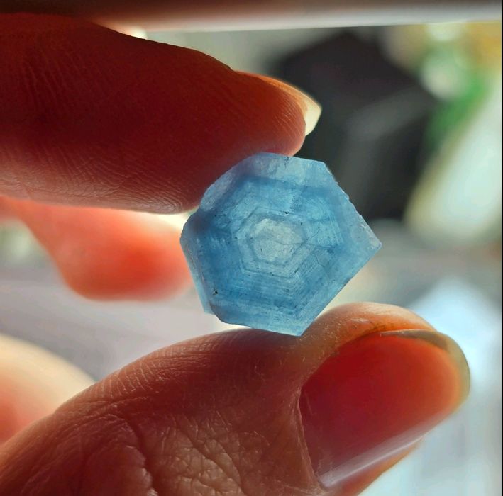 Аквамарин с много рядък зонален растеж и сертификат