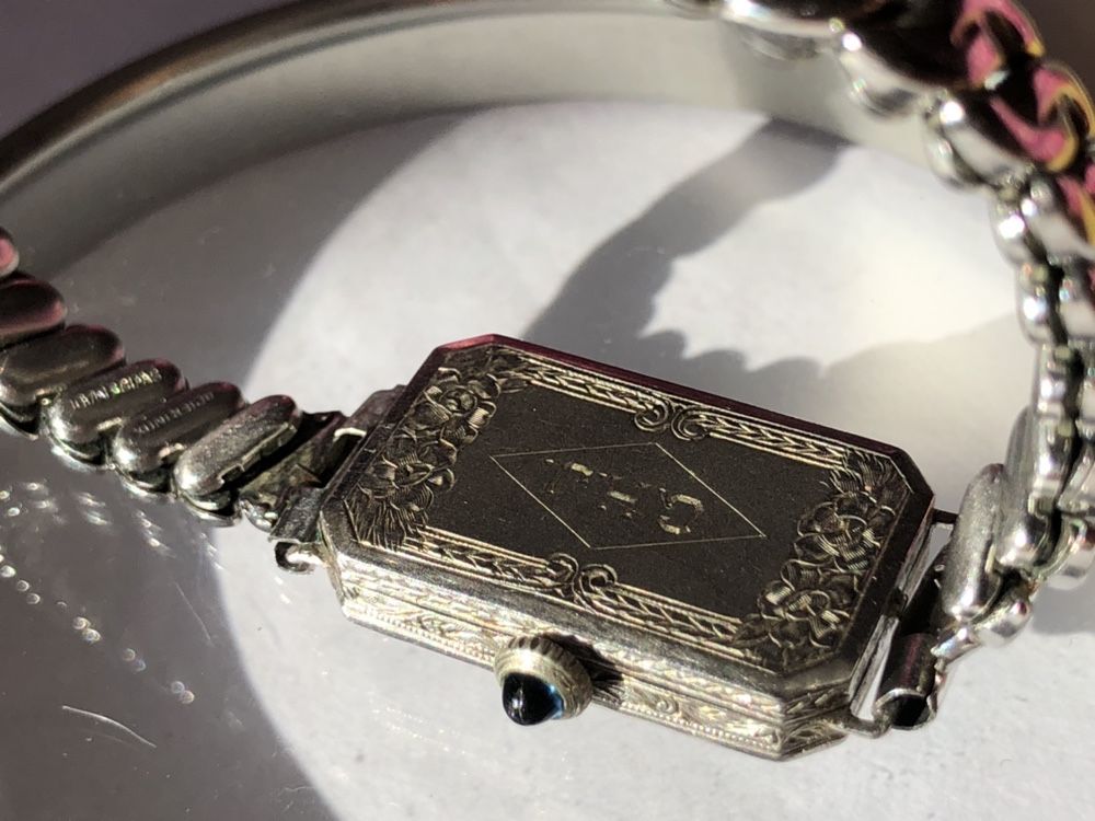 Ceas ART Deco vechi platina diamante safire. Un ceas superb și elegant