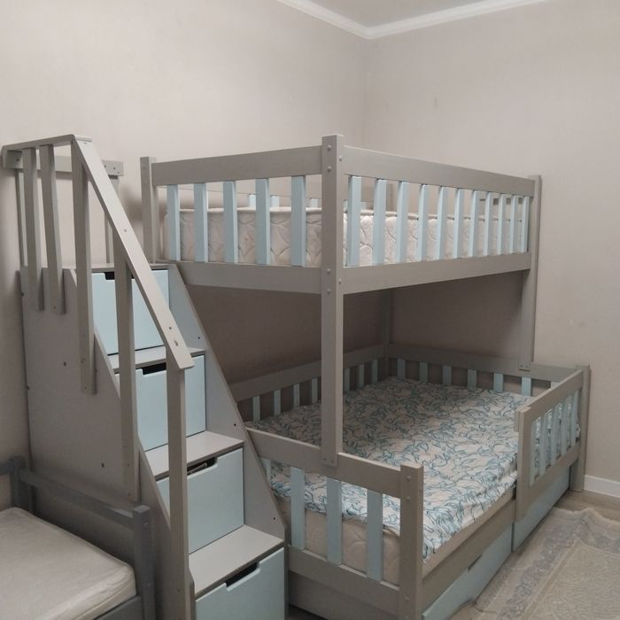 Продам двухярусную кравать, трёхместная.