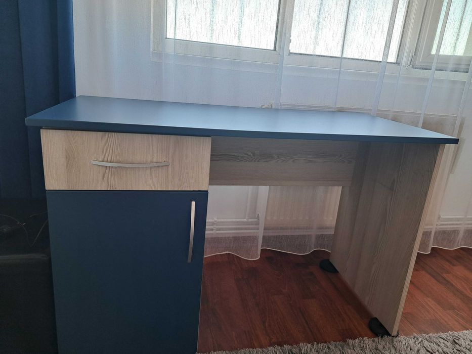 Vand birou  facut la comanda in stare buna