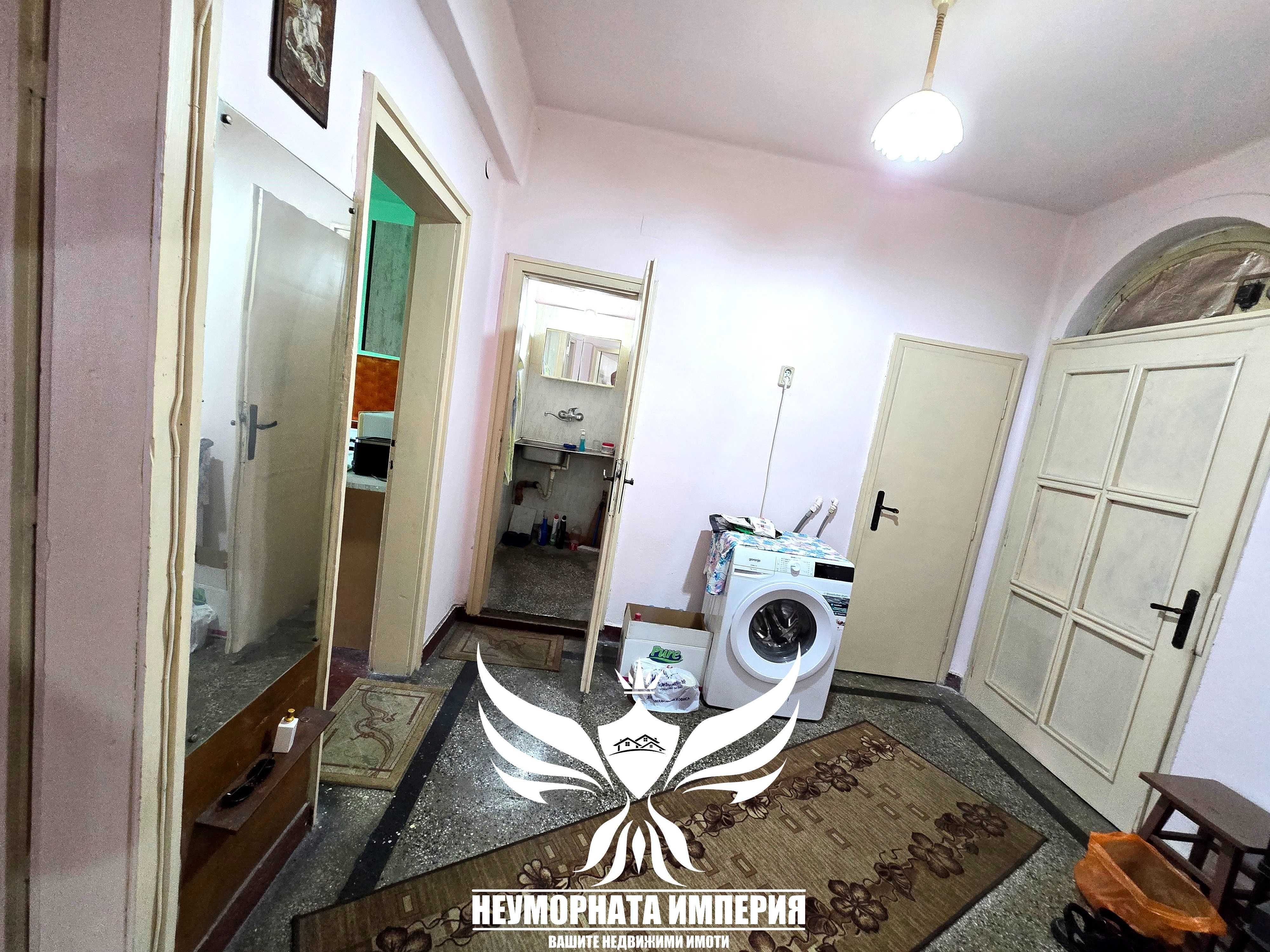 Продавам тристаен/четиристаен 102кв 2 ет. в Асеновград център
