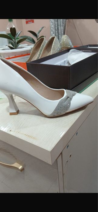 Срочно продаются туфли,белые 37 размер -7000,золотистые 36 размер 5000