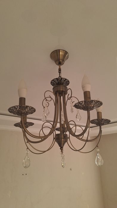 Продам недорого люстру