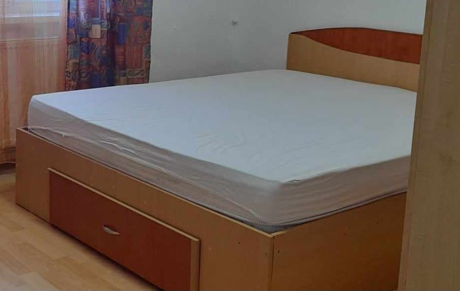 Pat matrimonial cu ladă,  somiera fixă, saltea noua 70 cm  pe 2m