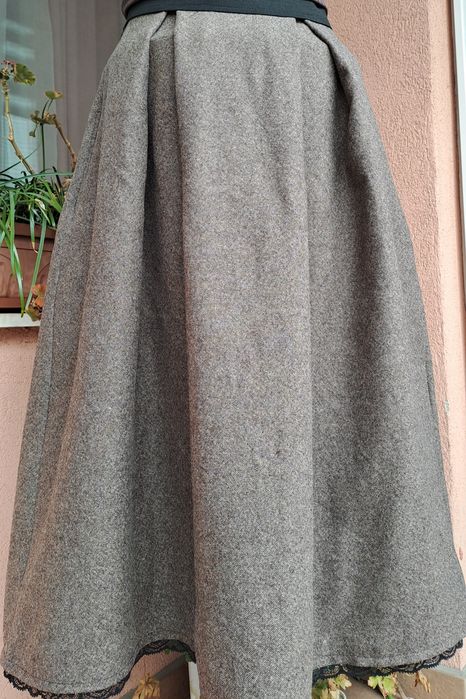 Лот от вълнена пола и пуловер,р-р М/Л