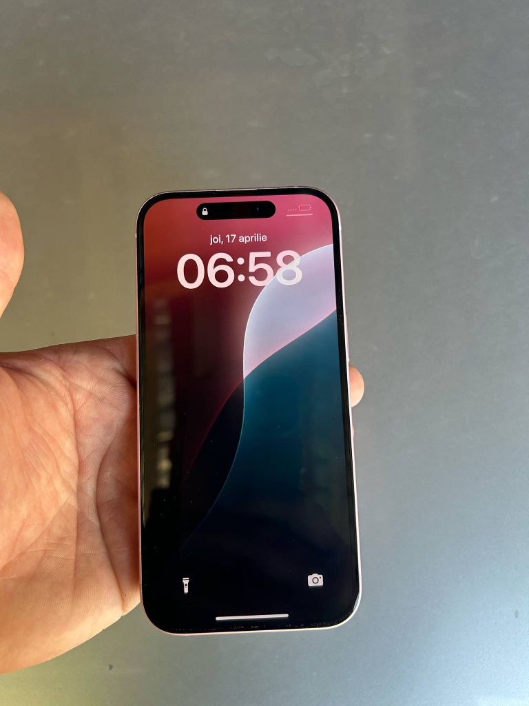 Vând iPhone 15 aproape nou