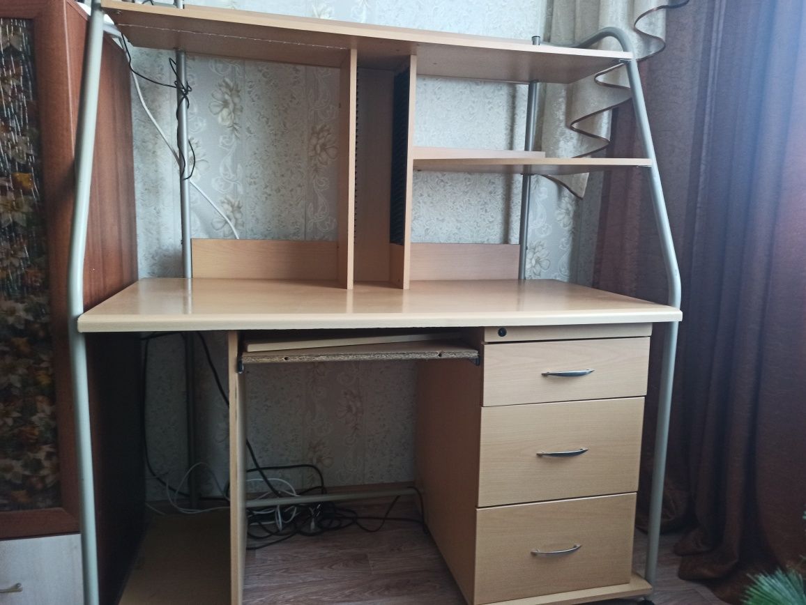 Продам стол компьютерный б/у .