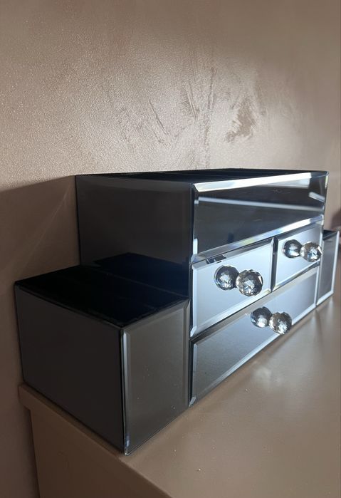 Органайзер за грим и бижута