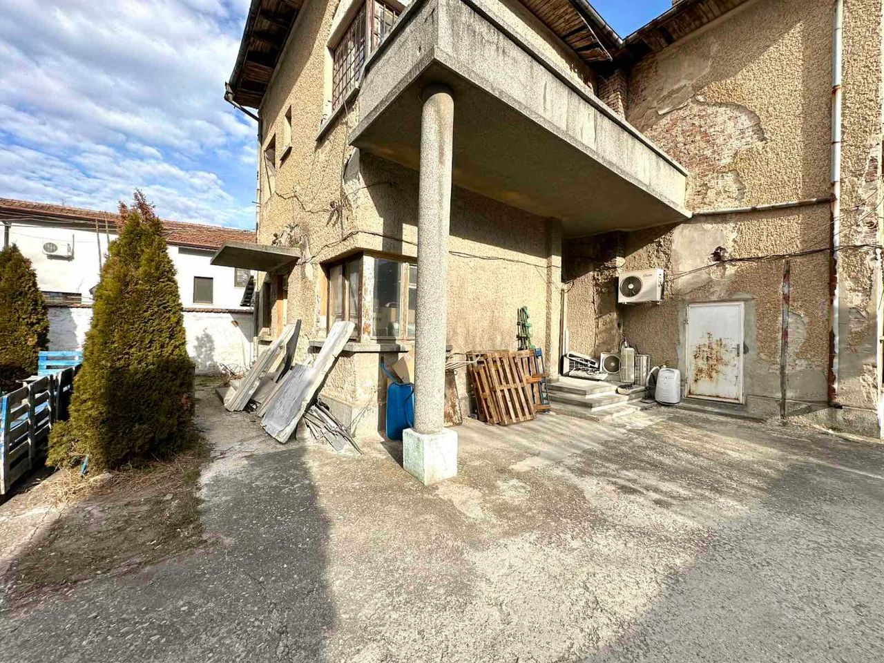 Продава се Къща в Павликени - 205 кв.м за 205 €/кв.м - Снимка #1