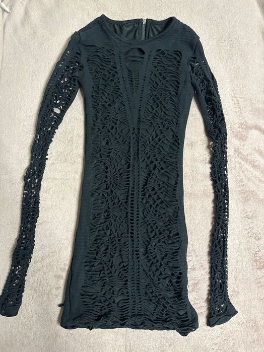 Къса черна рокля с ефектни ръкави