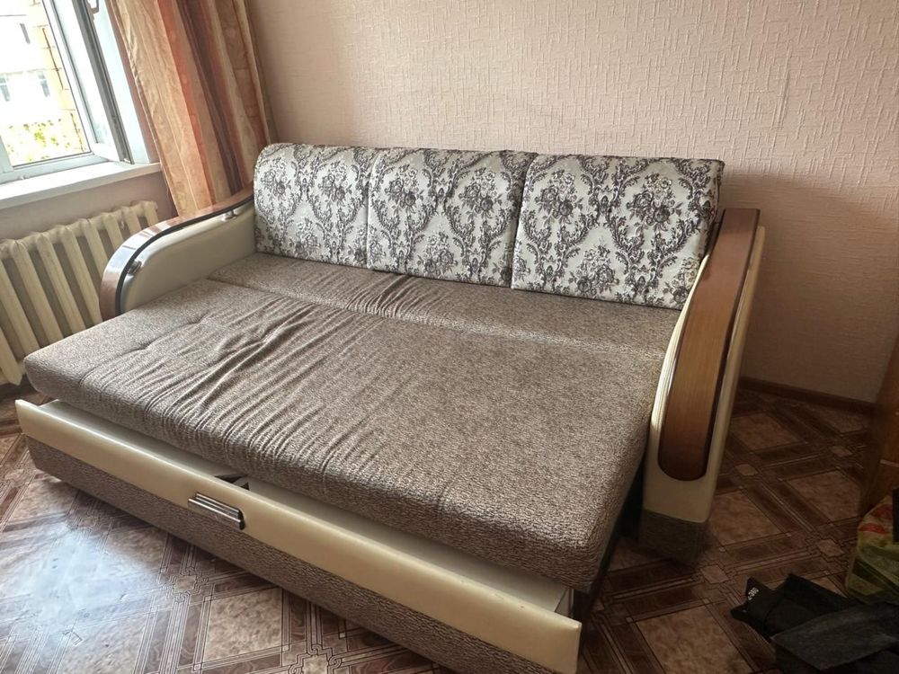 Продам диван, шкаф, столы, ковер