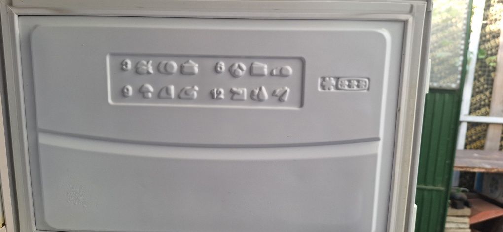Продава се хладилник Sang